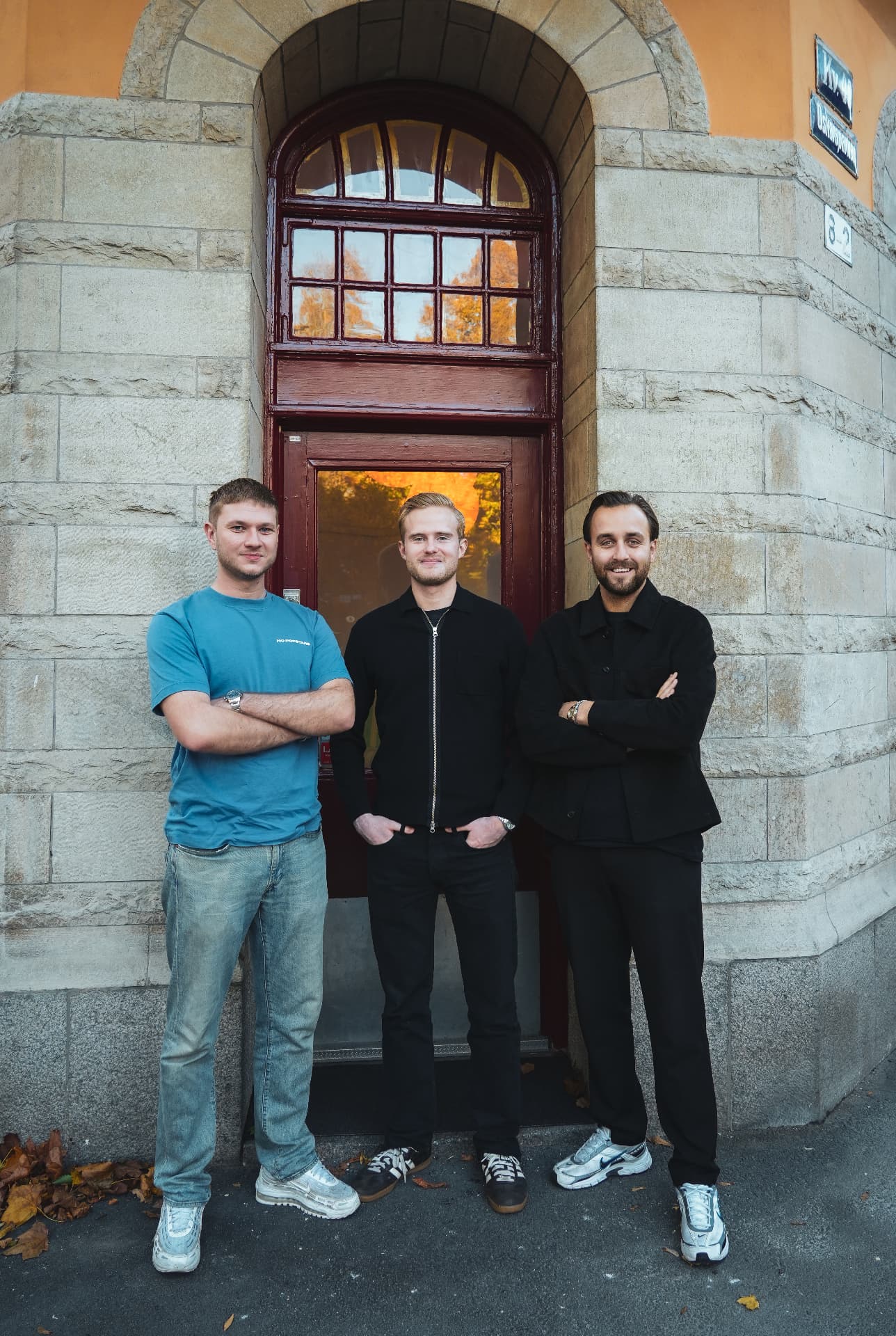 Adam Silverlid, Jakob Axelsson och Vincent Vestergård, teamet bakom CHATEAU, utanför kontoret