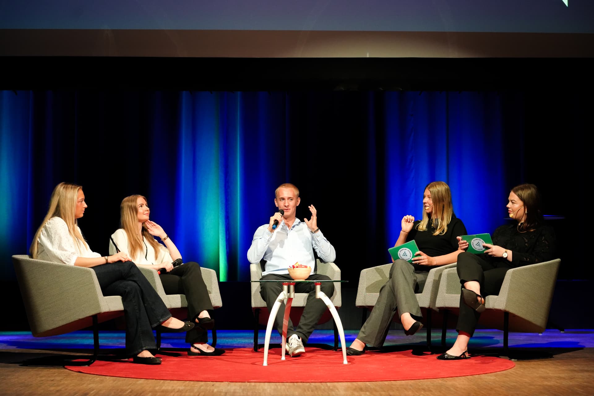 Paneldiskussion på scen vi producerat